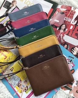 Coach คล้องมือ size s