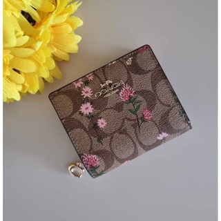 (ผ่อน0%) กระเป๋าสตางค์ใบสั้น Coach SNAP WALLET IN SIGNATURE CANVAS WITH WILDFLOWER PRINT C8734 ลายซีสีน้ำตาล ลายดอกไม้