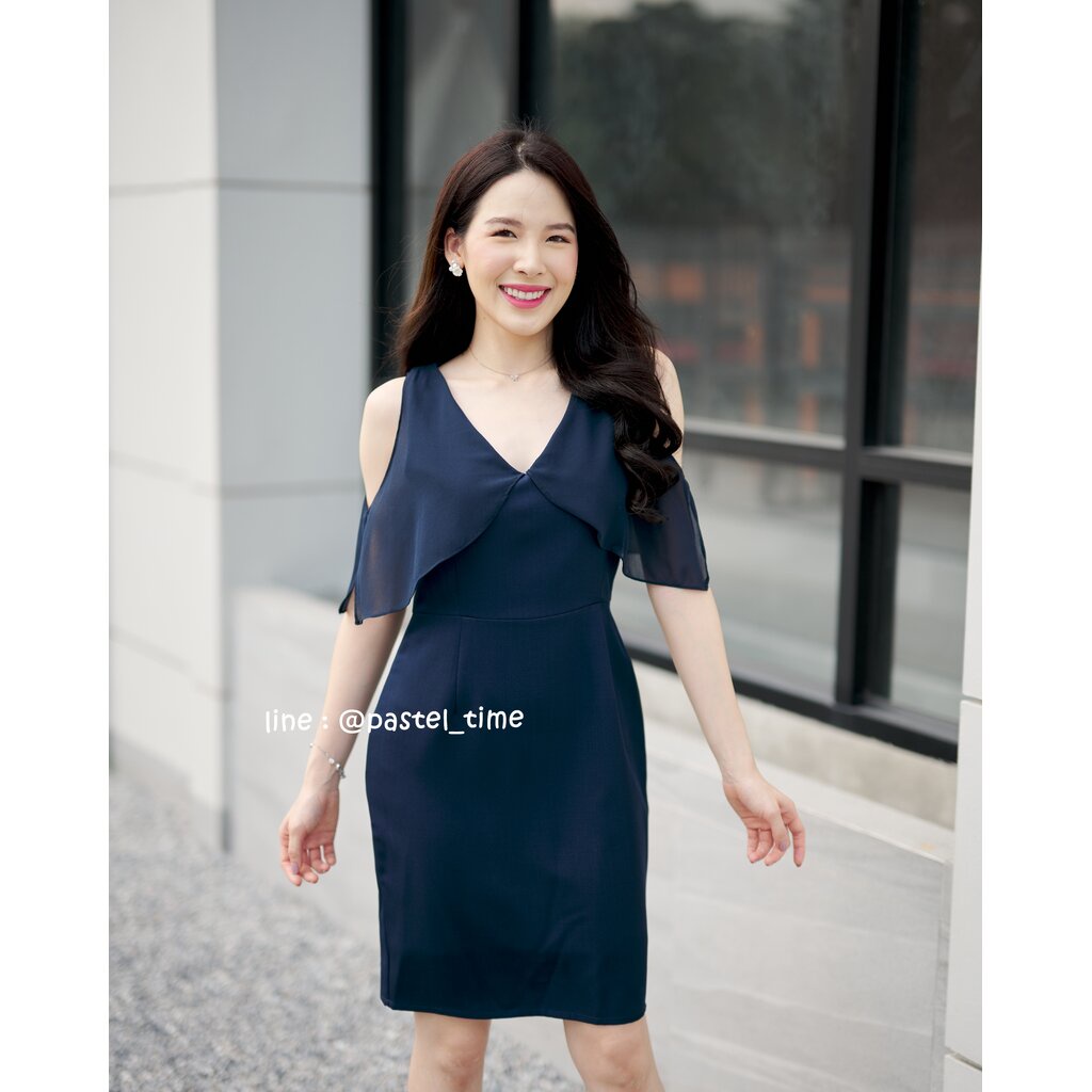 ภาพหน้าปกสินค้าEmily Off-Shoulder Dress : สีกรม จากร้าน pasteltimeshop บน Shopee