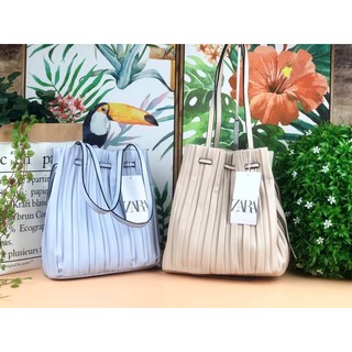 กระเป๋าสะพายอัดลายพลีท Zara Pleated Bucket Bag