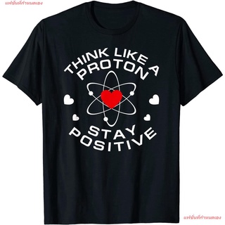 แฟชั่นที่กำหนดเอง คณิตศาสตร์ ฟิสิกส์ เคมี ศาสตร์ เสื้อยืดแฟชั่นผู้ชาย เสื้อยืดผูหญิง Think Like A Proton And Stay Positi