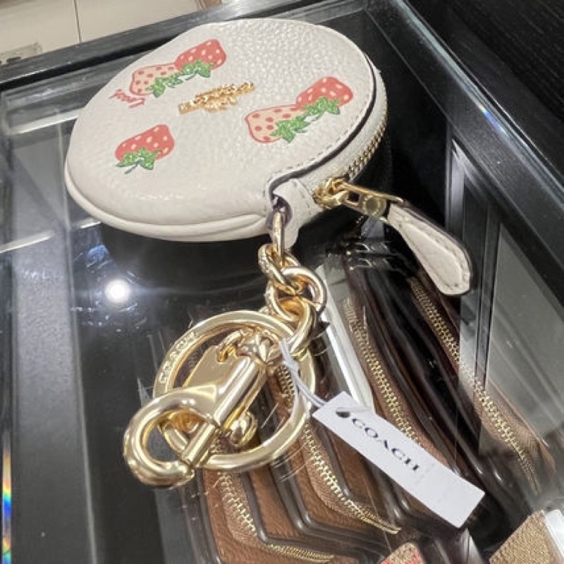 พวงกุญแจ-ใส่เหรียญ-coach-circular-coin-pouch-with-strawberry-print-cb611-หนังแท้-สีขาว-ลายสตรอเบอรี่