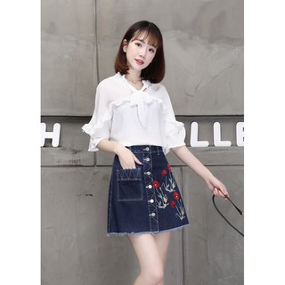 พร้อมส่ง👗กระโปรงยีนส์ ปักดอกแน่นๆ กระดุมหน้าปั๊มแบรนด์  แต่งกระเป๋าหน้า1ข้างเก๋ๆ ใส่ไปไหนก็ปังใส่แมชได้กับเสื้อทุกสไตล์