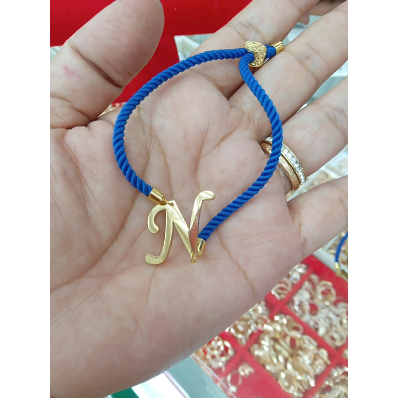 สร้อยข้อมือ-สายสแตนเลสไทเทเนียม-พิมพ์ลายตัวอักษร-initial-forever-สีฟ้า