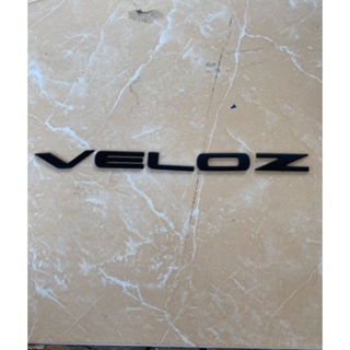 เครื่องดูดควันเครื่องยนต์ Veloz และตราสัญลักษณ์ สีดํา