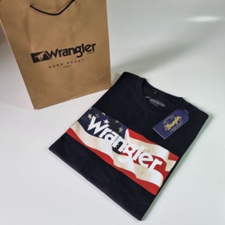 WRANGLER Katun เสื้อยืด ผ้าฝ้าย 100% พิมพ์ลายธงชาติอเมริกา สําหรับผู้ชาย