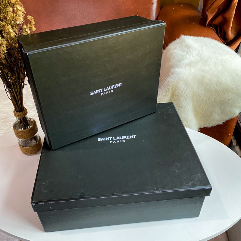 Hitam กล่องของขวัญ แบบแข็ง YSL ขนาด 25x20x8 ซม. สีดํา Saint Laurent0 ...