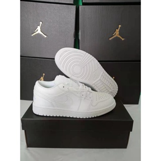 พร้อมส่ง Air Jordan 1 AJ1 รองเท้าผ้าใบลําลอง สําหรับผู้ชาย ผู้หญิง สีขาว เหมาะกับการเล่นกีฬา