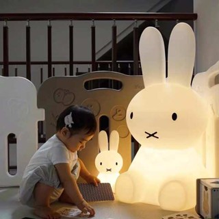 โคมไฟตั้งพื้น โคมไฟตั้งโต๊ะ โคมไฟกระต่าย Miffy, โคมไฟตั้งโต๊ะกระต่ายขนาดใหญ่, ห้องนอนข้างเตียงการ์ตูนน่ารัก, โคมไฟตั้งพื้น, บรรยากาศห้องนั่งเล่น, แสงการ์ตูนกลางคืน