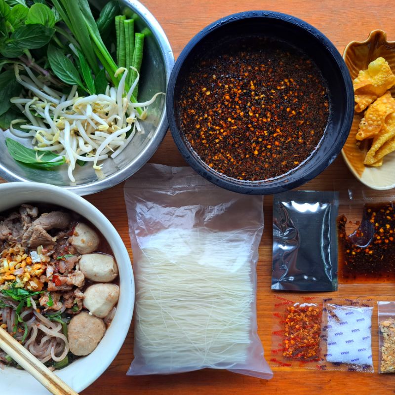 ภาพหน้าปกสินค้า(10 แถมฟรี 2*)ก๋วยเตี๋ยวเรือรสเผ็ด สินค้าใหม่ ก๋วยเตี๋ยวต้มยำ กึ่งสำเร็จรูป ราดหน้า(ราคา )(Ratcha Noodle) จากร้าน ratchanoodles บน Shopee