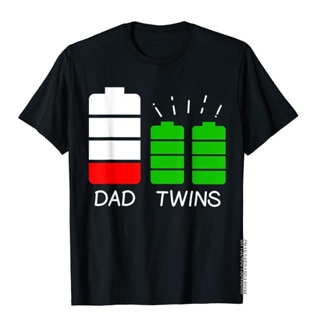 ผลิตภัณฑ์ใหม่👕เสื้อยืด ผ้าฝ้าย พิมพ์ลาย Tired Dad Of Twins Low Battery เหมาะกับของขวัญ สําหรับผู้ชาย