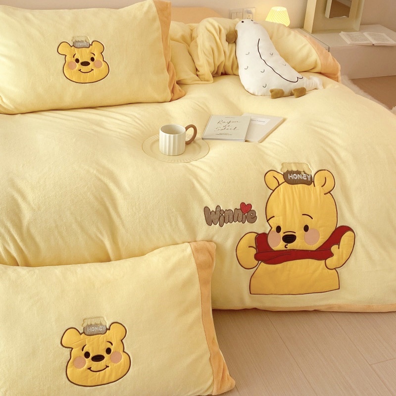 เก็บโค้ดหน้าร้าน-pre-order-ชุดเครื่องนอนผ้ากำมะหยีาลาย-winnie-the-pooh-สัมผัสนุ่มละมุนมาก-0948