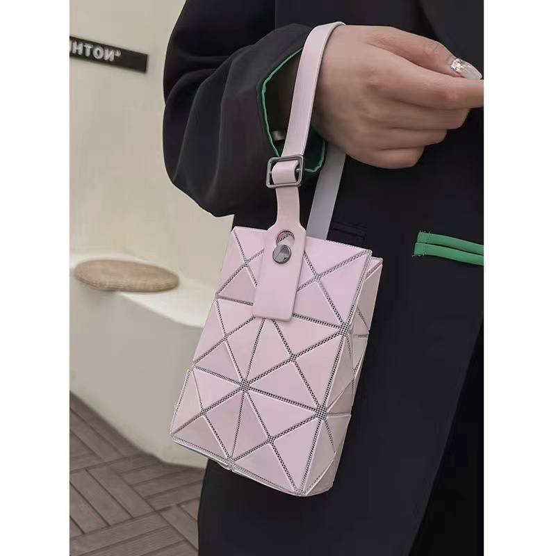 ภาพหน้าปกสินค้าNew  กระเป๋า JAPAN BAO BAO แท้ issey miyake mini handbag กระเป๋าถือ/คลัทช์/กระเป๋าคล้องมือ จากร้าน jurvju80sg บน Shopee