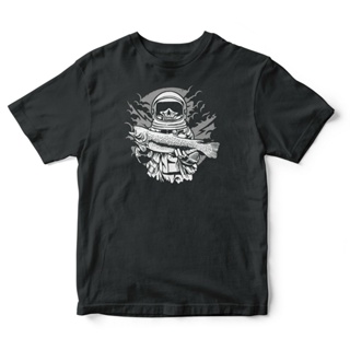 เสื้อคู่ เสื้อยืดยอดนิยม เสื้อยืดพิมพ์ลาย Space Astronaut Fishing Funny สําหรับผู้ชาย Sports T-shirt