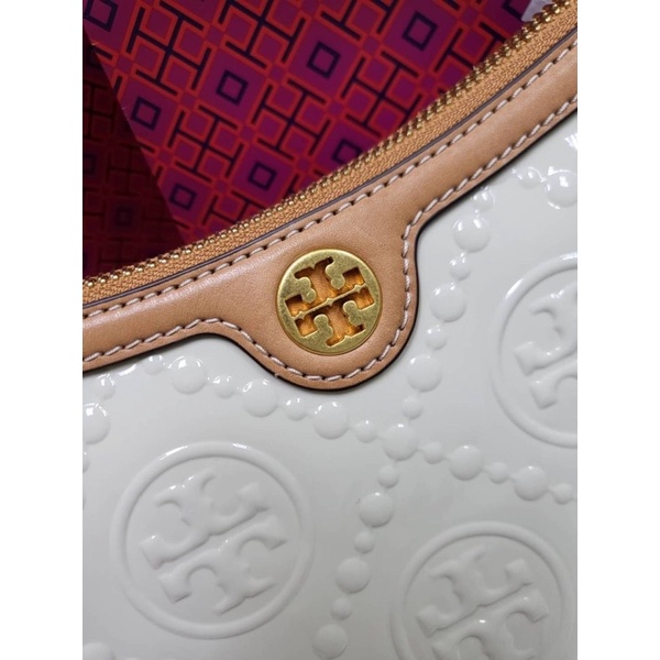 สด-ผ่อน-กระเป๋าสีขาว-10-นิ้ว-134504-shop-tory-burch-t-monogram-patent-embossed-studio-bag