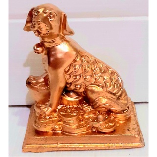 หมาทองนั่งบนก้อนเงินก้อนทองหนุนนำดวงชะตา หนุนนำโชคลาภเงินทอง