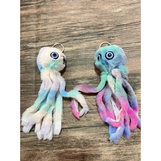ภาพขนาดย่อของภาพหน้าปกสินค้ากระเป๋าพวงกุญแจปลาหมึกตุ๊กตามีสีสันสีสุ่ม New colorful octopus keychain ZYCS จากร้าน pandawin2020 บน Shopee ภาพที่ 2