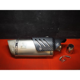 !!!ถูกสุด!!! ปลายท่อทรงดาบ Akrapovic R1 17 นิ้ว คอสวม 2นิ้วเลสสีเงินยิงทราย ครอบฟิมเคฟล่า โลโก้เลเซอร์