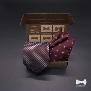 สินค้า เซ็ทเนคไทเบอร์กันดีลายในตัว+ ผ้าเช็ดหน้าสูท-Burgundy Necktie+ Pocket square