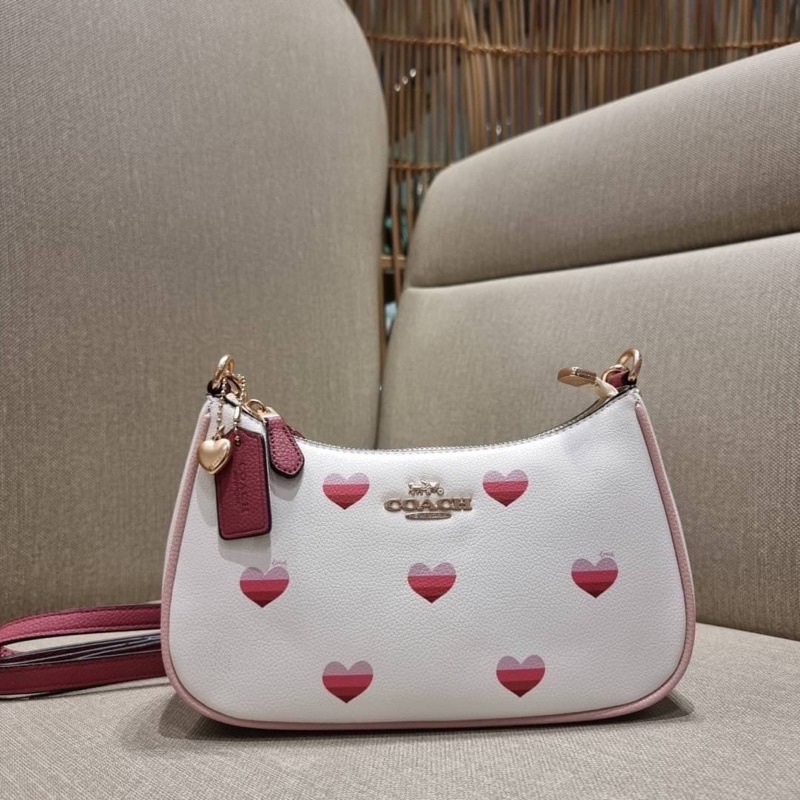 coach-ca251-teri-shoulder-bag-with-stripe-heart-print