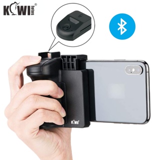 ภาพหน้าปกสินค้าKiwi 3-in-1 Bluetooth CapGrip ที่วางสมาร์ทโฟนพร้อมรีโมทคอนโทรลไร้สายที่ถอดออกได้, ที่จับกล้องโทรศัพท์มือถือ Selfie Booster ขาตั้งเดสก์ท็อปสำหรับการถ่ายภาพ Vlog และการสตรีมสด ที่เกี่ยวข้อง