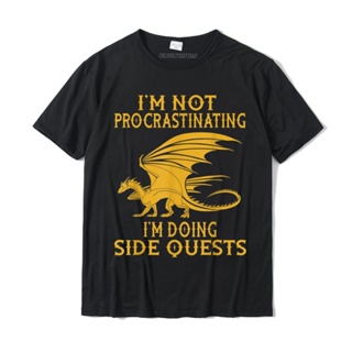 เสื้อยืดผ้าฝ้าย พิมพ์ลาย Im Not Procrastinating Im Doing Side Quests RPG Gamer สําหรับผู้ชายS-5XL