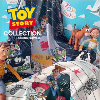 สินค้า Kiss Me Doll - Disney ลาย Toy Story Made A Toys   ขนาด 100x100 cm.ผ้าพันคอ/ผ้าคลุมไหล่
