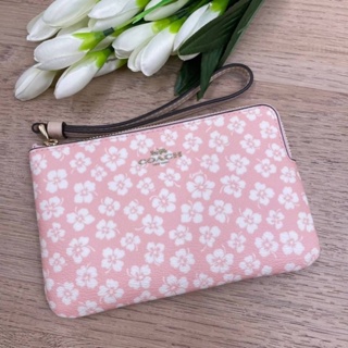 กระเป๋าคล้องมือ Coach Corner Zip CA785 Wristlet With Graphic Ditsy Floral Print In Pink Multi ลายดอกไม้สีชมพู ไซส์S 1ซิป