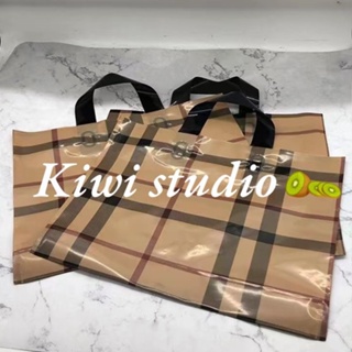 KiwiStudio แพ็คละ 50 ชิ้น ถุงใส่ของขวัญ ถุงพลาสติกหูหิ้ว 35*25/40*30/45*35（SK0035）
