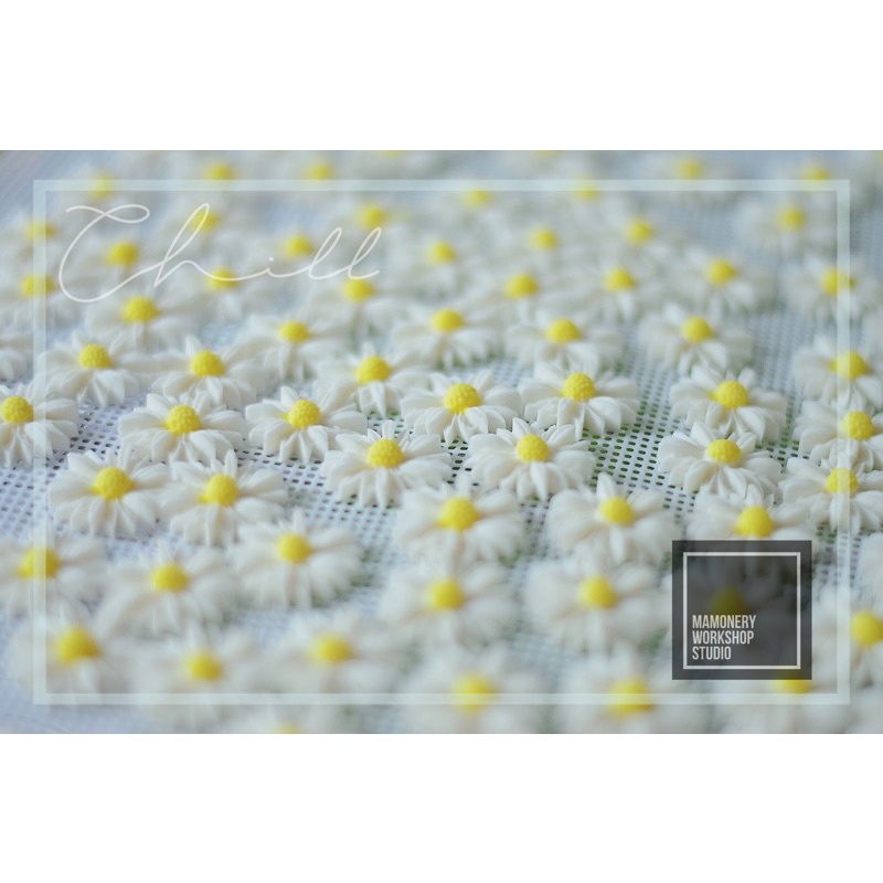 ภาพหน้าปกสินค้าดอกเดซี่(โมลี่) 2.3cm สีขาวแพค20ดอก จากร้าน mamonery_official บน Shopee