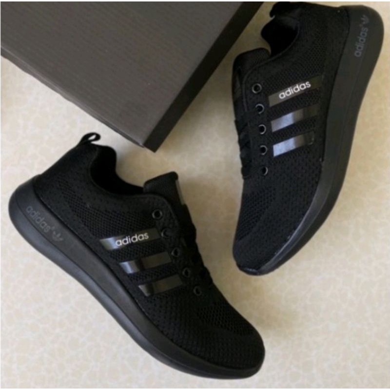 ภาพสินค้ารองเท้าผ้าใบสีดำ รองเท้าผ้าใบดำล้วน นุ่มใส่สบาย จากร้าน sneakerbybenz บน Shopee ภาพที่ 6