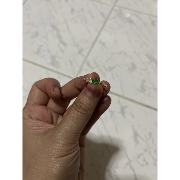แหวนพลอยเขียวมีพลอยขาวแซม-size-6