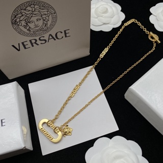 Versace สร้อยคอ สร้อยข้อมือ ตัวอักษร เหล็ก ต่างหู จี้ ไทเทเนียม แฟชั่นผู้หญิง ผู้ชาย ลําลอง หรูหรา เครื่องประดับชั้นสูง