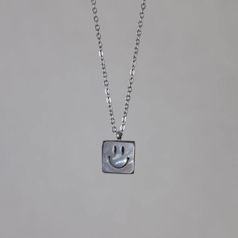 chic-appeal-the-smiley-necklace