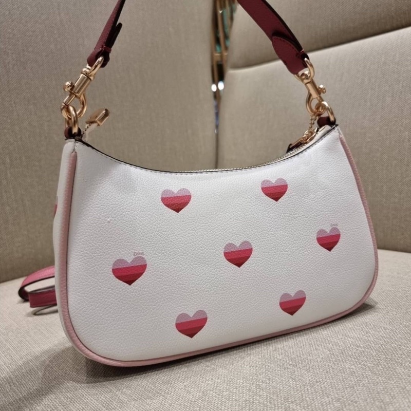 coach-ca251-teri-shoulder-bag-with-stripe-heart-print