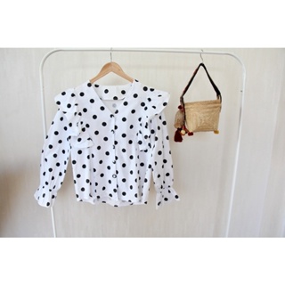 🍍Cotton shirt Polka dot พื้นขาว อก 40 ยาว 25 เเต่งระบาย น่ารัก • ตำหนิ ❌สภาพไม่กริบนะคะ และรอยเปื้อน 2 จุด • Code : 505