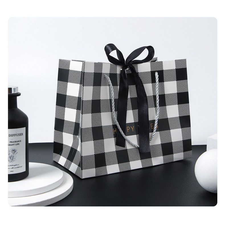 bag-ถุงของขวัญ-กระดาษลายสต๊อก-โบว์ดำ-หูเชือกรุ่นยาว-ใส่ของชำร่วย-ใส่ของบรรจุภัณฑ์