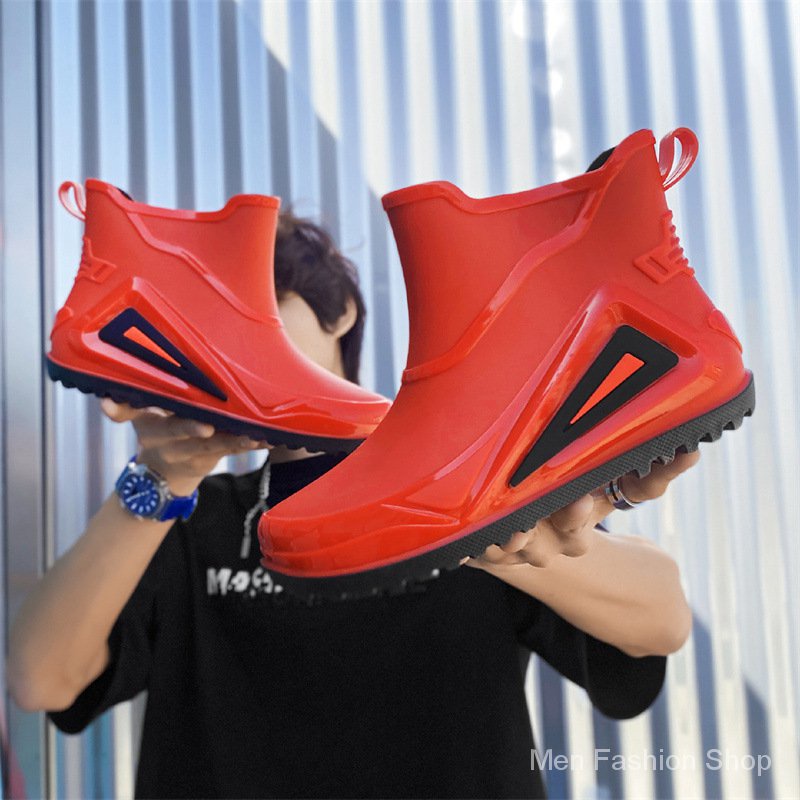ภาพหน้าปกสินค้ารองเท้าบูทกันฝนผู้ชาย รองเท้าแฟชั่น กันน้ำ พื้นหนา ทนการสึกหรอ กันลื่น ยางรองเท้าผู้ชาย SC5820