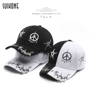 ภาพหน้าปกสินค้าSuikone หมวก นักเรียนคู่หมวกแฟชั่นเทรนด์ห่วงโซ่หมวกลำลองครีมกันแดดเทรนด์ในหมวกสีดำและสีขาว ซึ่งคุณอาจชอบสินค้านี้