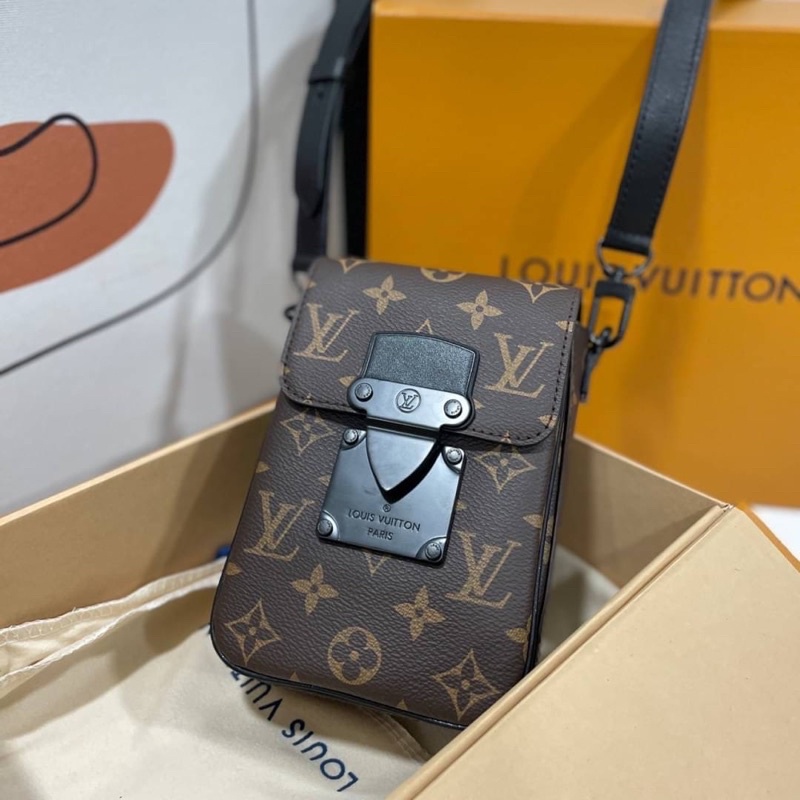 กระเป๋าสะพายข้างผู้ชาย-louis-vuitton-s-lock-wearable-taurillon-monogram-งานดีสุดเทียบเเท้ตารางตรง