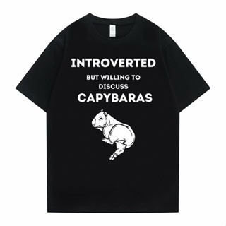 เสื้อยืด เก็บตัว แต่ยินดีที่จะหารือเกี่ยวกับโลโก้ Capybaras พิมพ์เสื้อยืดผู้ชายผู้หญิงแฟชั่นสบาย ๆ เสื้อยืดหลวมผู้ชายขนา
