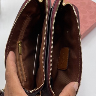 ภาพขนาดย่อของภาพหน้าปกสินค้ากระเป๋าคล้องมือโคช ขนาด 7.5 นิ้ว 2ช่องซิป จากร้าน ql71svlpx9 บน Shopee ภาพที่ 8