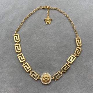 Versace สร้อยคอ สร้อยข้อมือ ตัวอักษร เหล็ก ต่างหู จี้ ไทเทเนียม แฟชั่นผู้หญิง ผู้ชาย ลําลอง หรูหรา เครื่องประดับชั้นสูง