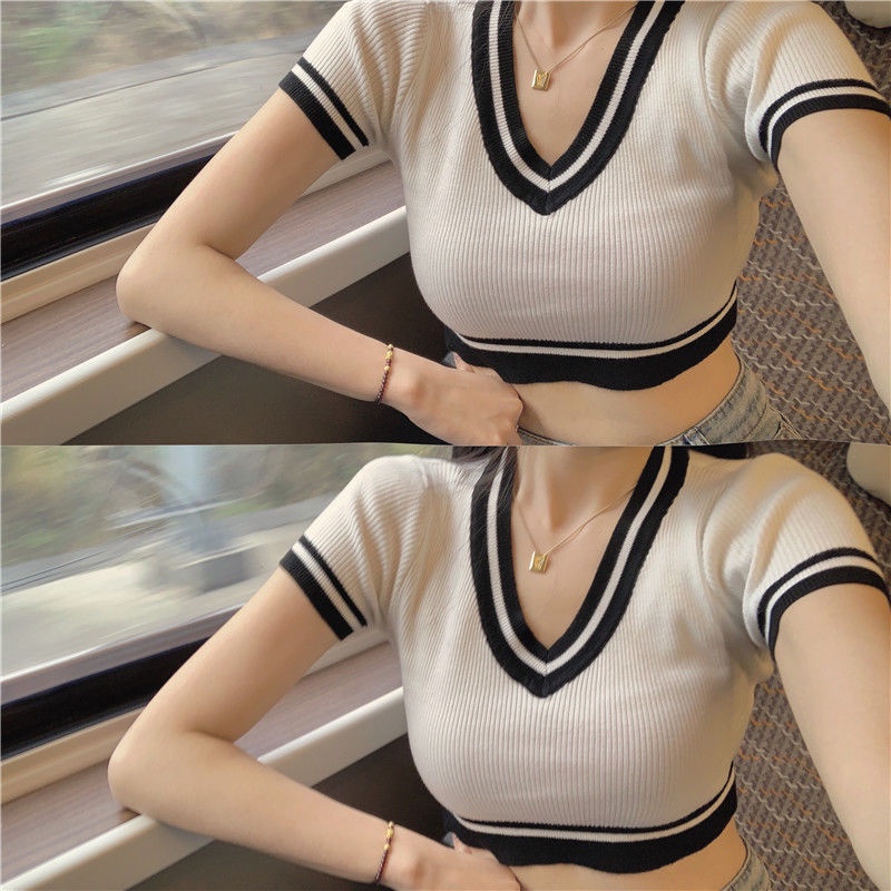 qiqi-th-เสื้อถักผู้หญิงคอวีลายทางสีตัดกันเสื้อยืดแขนสั้นทรงเข้ารูปเซ็กซี่เอวสูงโชว์สะดือเสื้อแฟชั่น