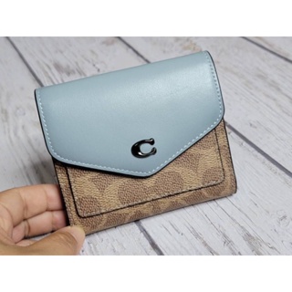 🎀 (สด-ผ่อน) กระเป๋าสตางค์ 3 พับเล็ก สีฟ้า งาน Shop C2329 Wyn Small Wallet In Colorblock Signature Canvas