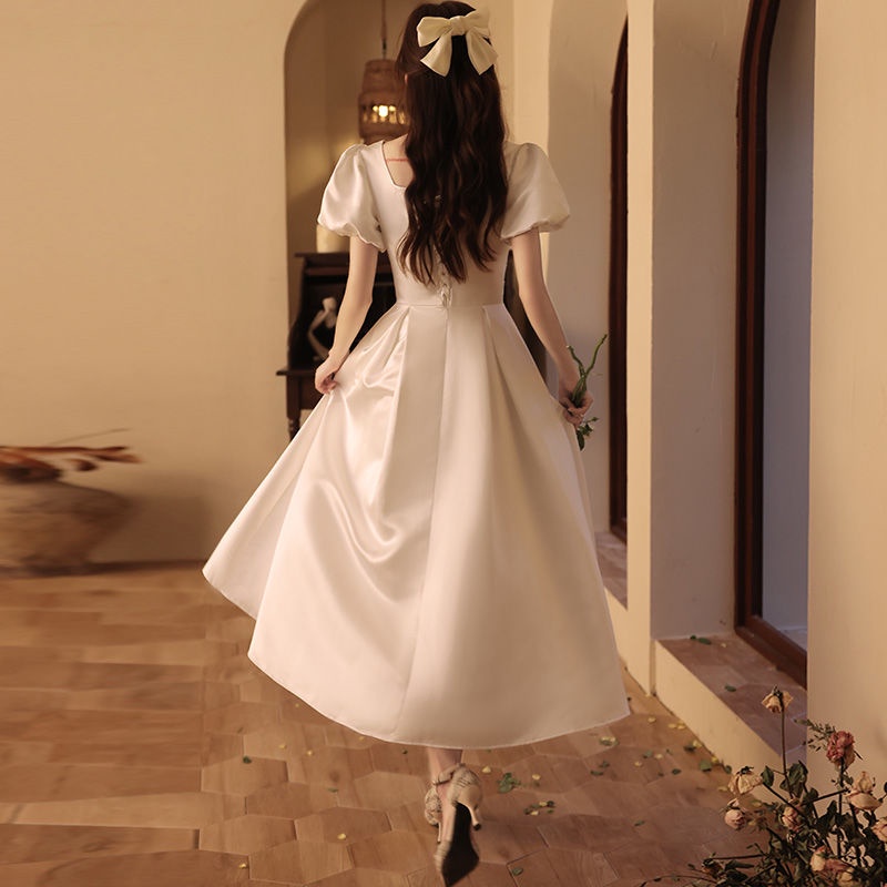 ชุดแต่งงานเรียบง่ายผ้าซาตินแฟชั่นใหม่แขนสั้นเจ้าสาวชายหาดสนามหญ้าแต่งงานฮันนีมูนชุดสีขาว