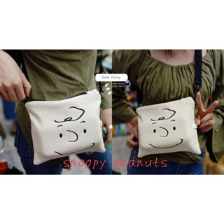 กระเป๋า Snoopy Peanuts มีสายสะพาย cross body สายสามารถปรับสั้น-ยาวได้ ขนาด 22x18 cm. สินค้ามี 2 ลาย ตามภาพ