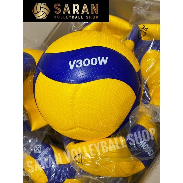 ภาพหน้าปกสินค้าลูกวอลเลย์บอล แท้ 100% mikasa V300W จากร้าน saran_bank บน Shopee