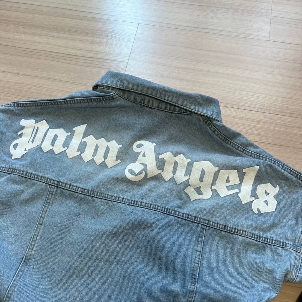 palm-angels-back-logo-print-denim-jacket-เสื้อแจ็คเก็ตยีนส์-แบรนด์ปาล์มแองเจิล-ด้านหลังสกรีนตัวหนังสือโลโก้แบรนด์