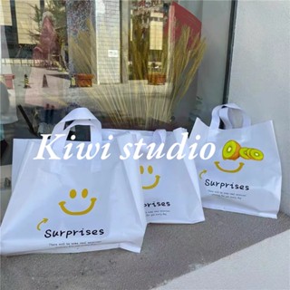 KiwiStudio (แพ็คละ 50 ชิ้น) ถุงใส่ของขวัญ ถุงพลาสติกหูหิ้ว insกระเป๋าโท้ทยิ้มสีขาว  (SK0041)